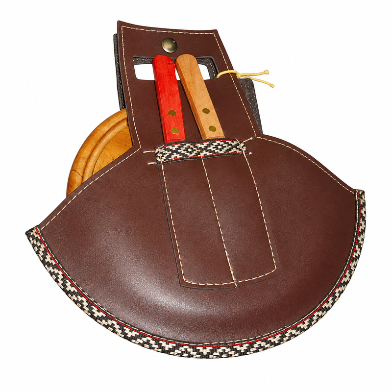 Estuche en símil cuero con plato de madera más juego de cubiertos de mesa
