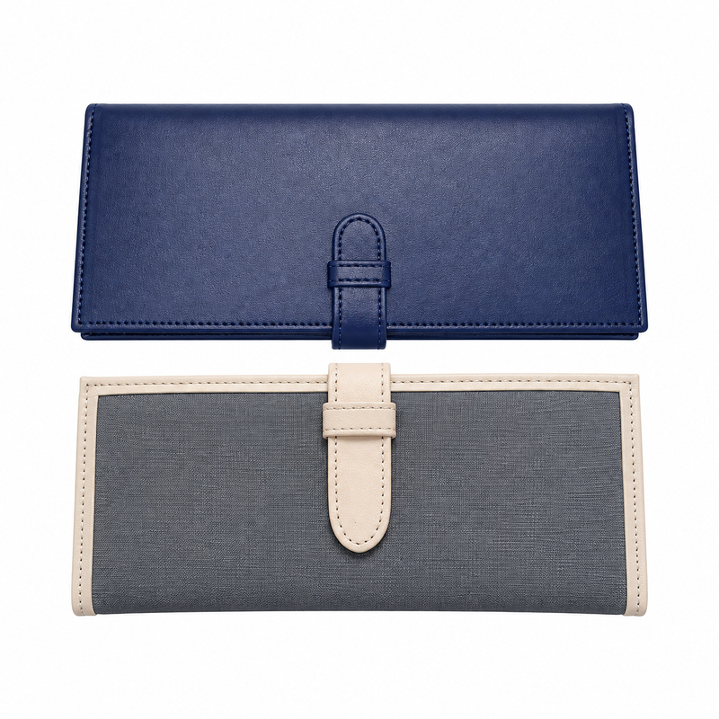 Billetera simple en símil cuero con lengüeta, porta documentos internos y logo en bajo relieve
