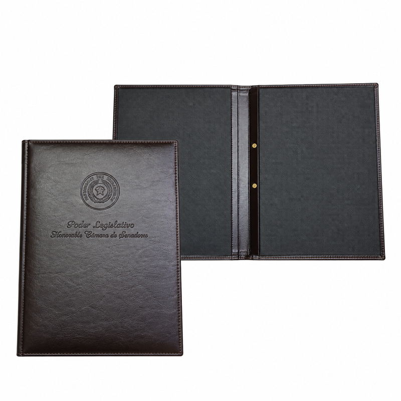 Carpeta ejecutiva en símil cuero con grabado en bajo relieve