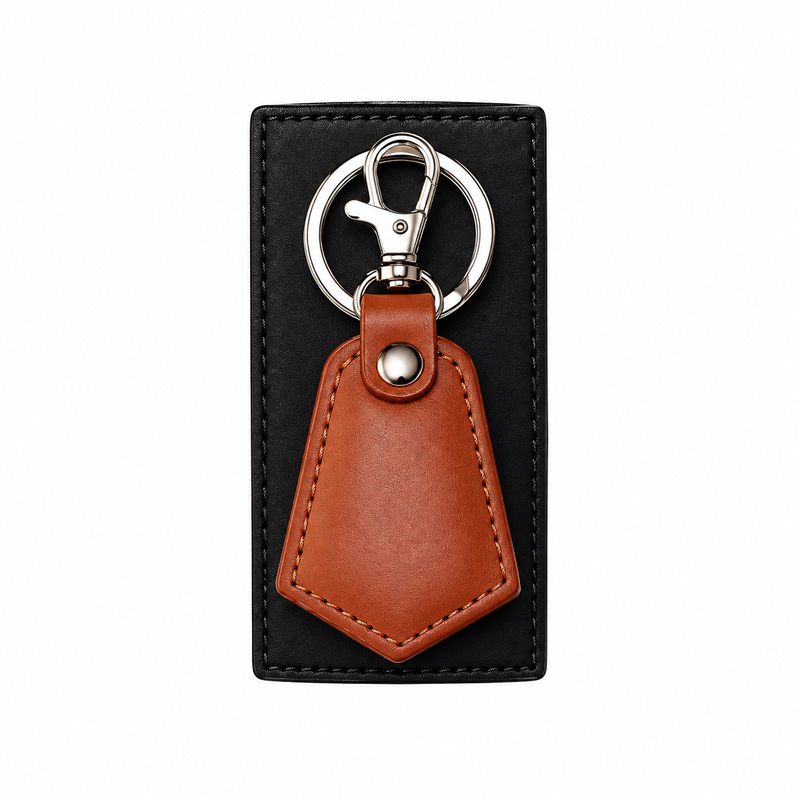 Llavero elegante en símil cuero con logo en bajo relieve